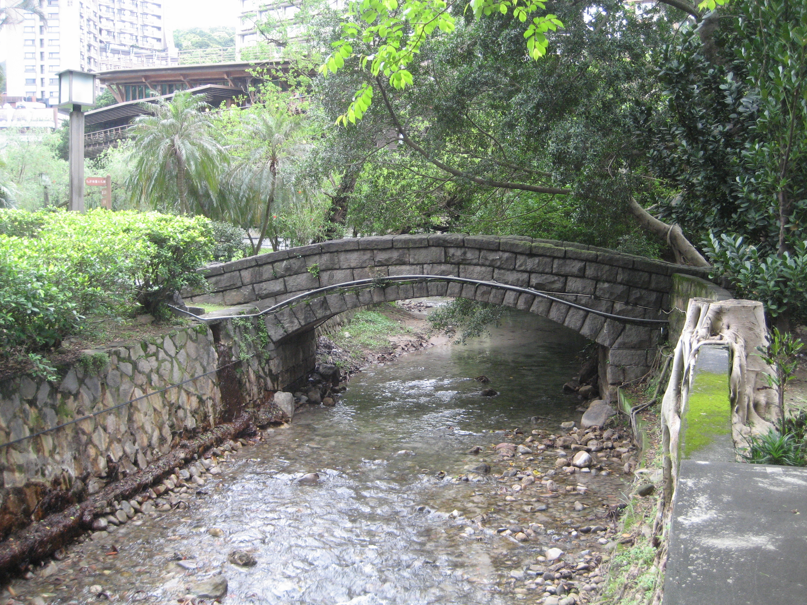 圖2.貫穿北投公園的北投溪及溪上石橋