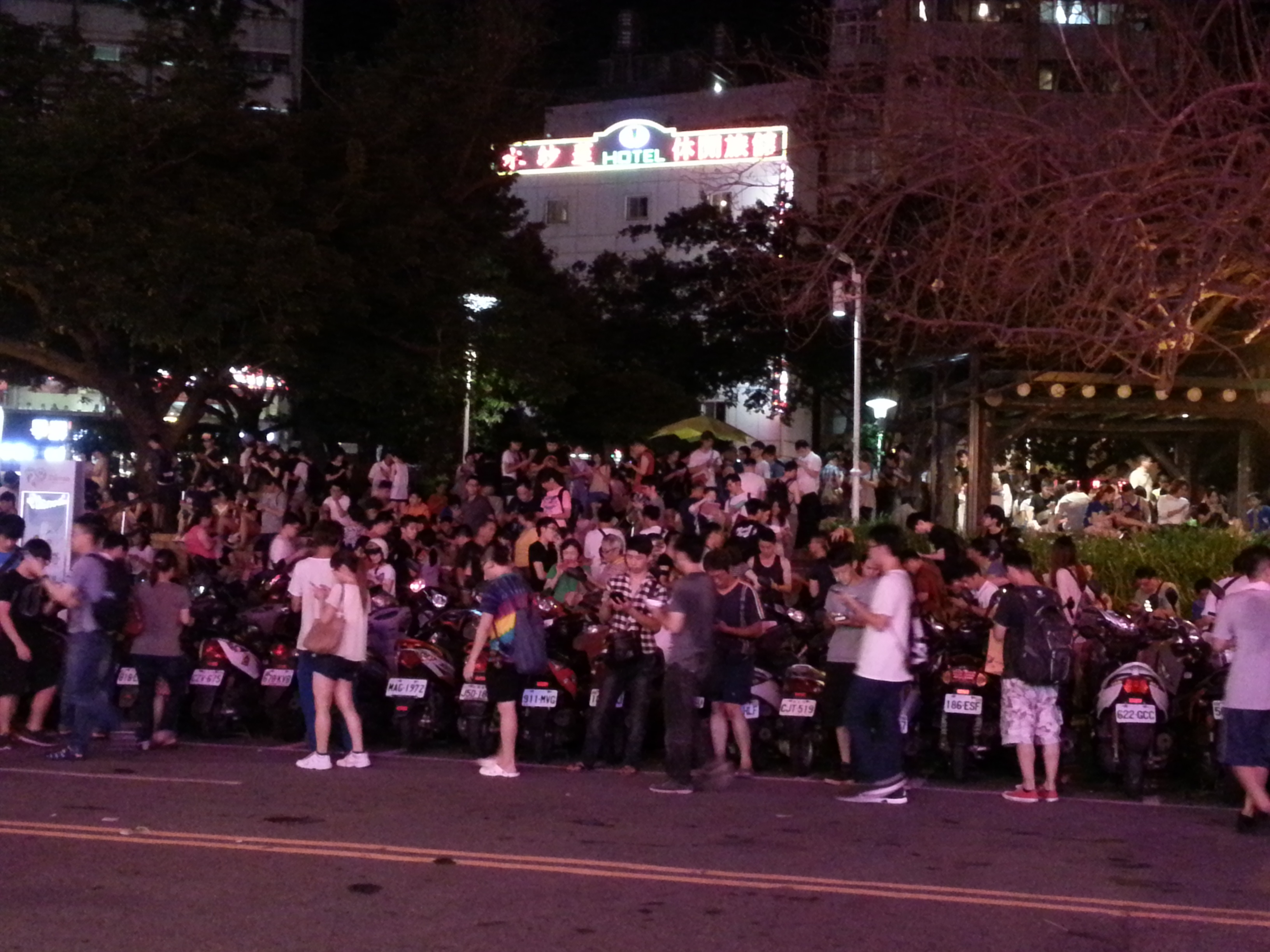 圖4. 北投公園人潮入夜後依然不減