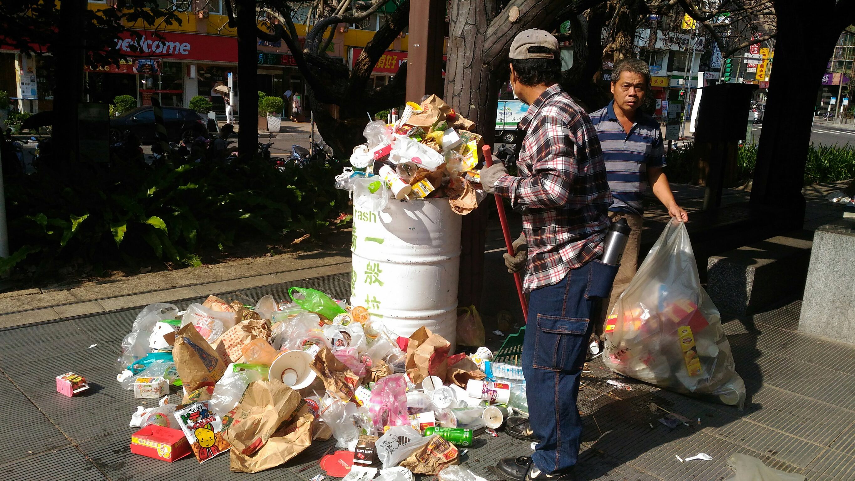 圖6.清潔人員加強清運垃圾