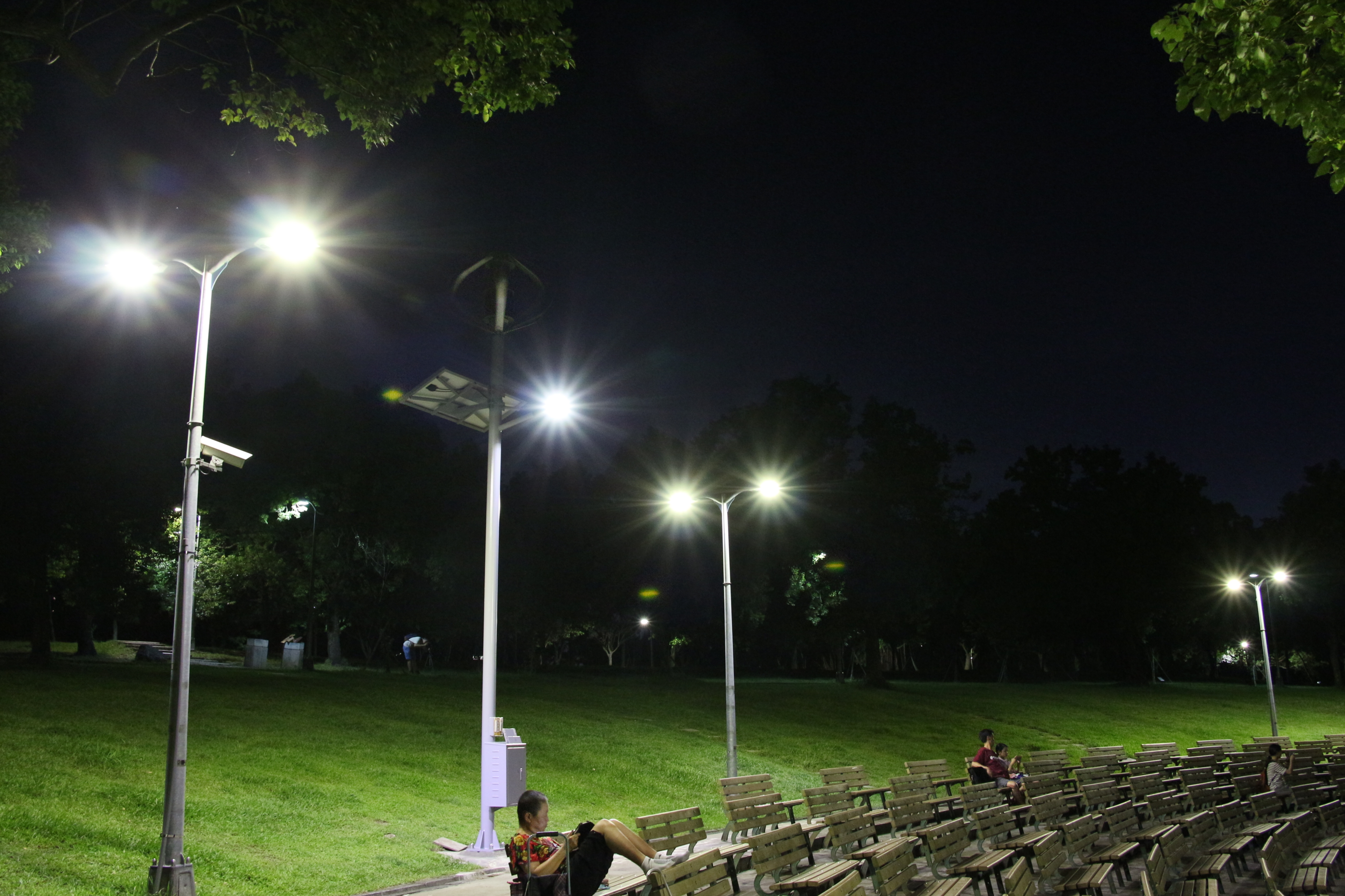 圖8.大安森林公園音樂臺設置風光互補路燈及行動裝置充電系統夜間照片