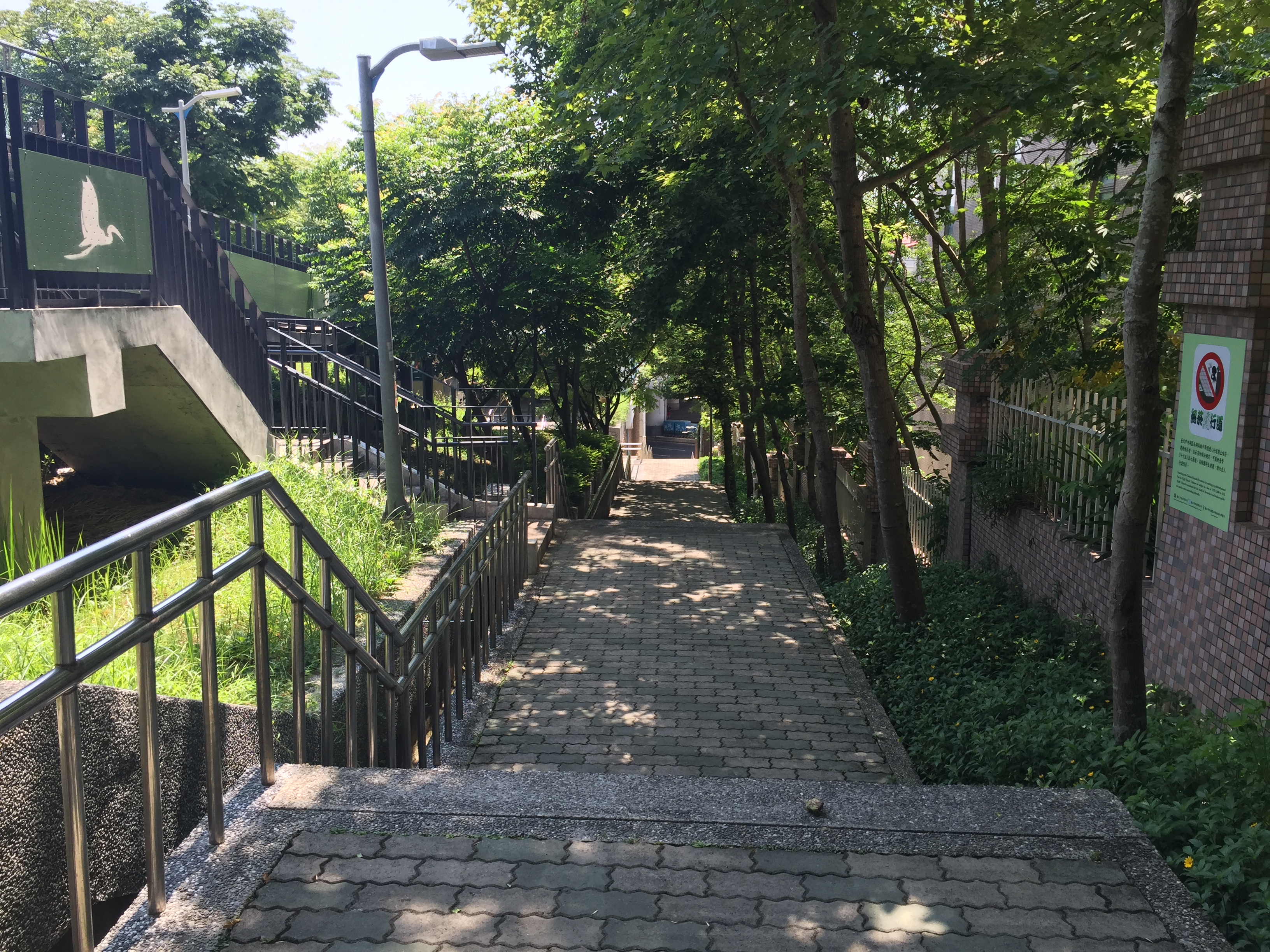 圖4、在南湖國小及南湖高中間的通行空間以階梯步道為主