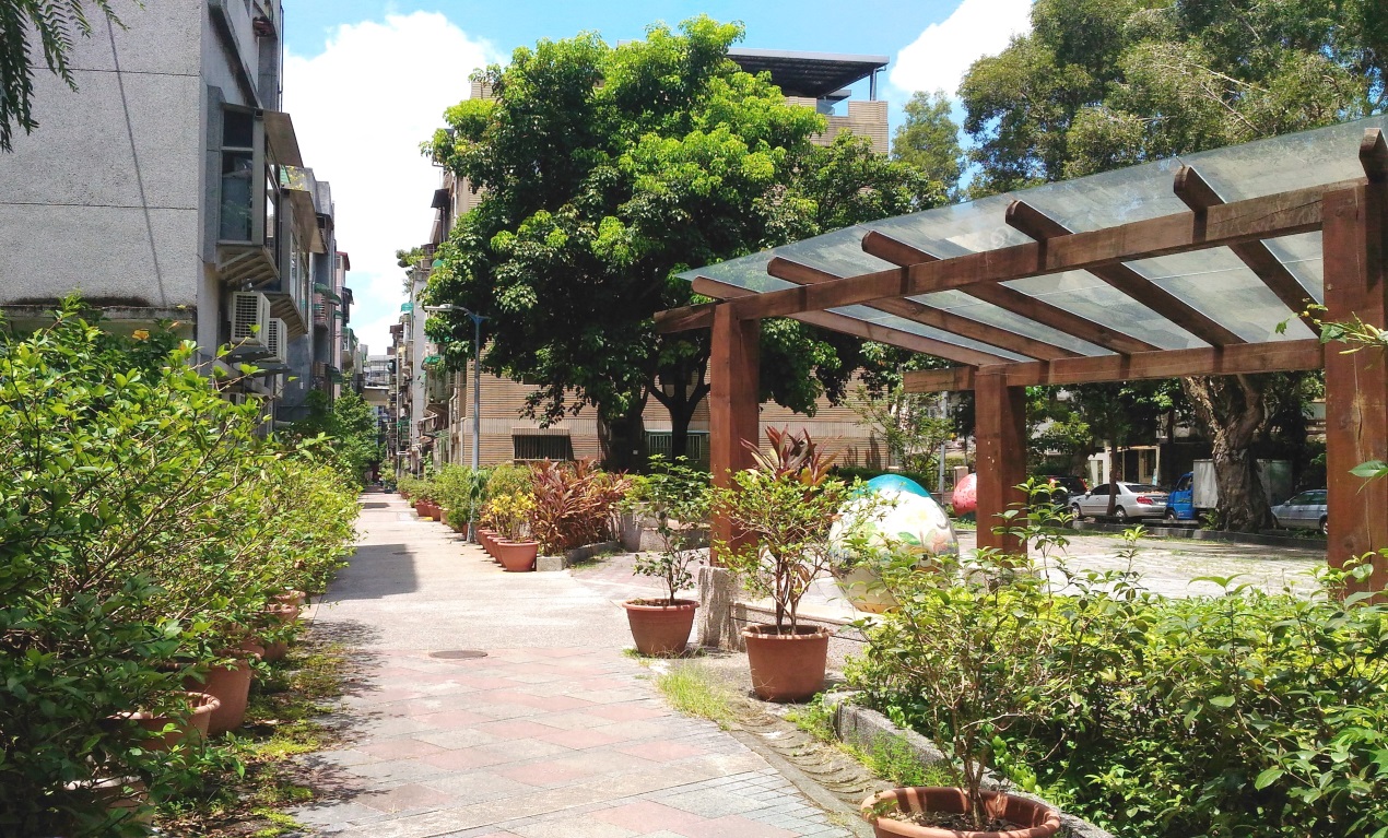 圖6、富錦五號公園與其巷弄藉由植栽連在一起，讓休閒的氣氛傳進社區。