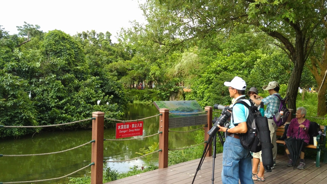 圖3、賞鳥民眾自備望遠鏡賞鳥