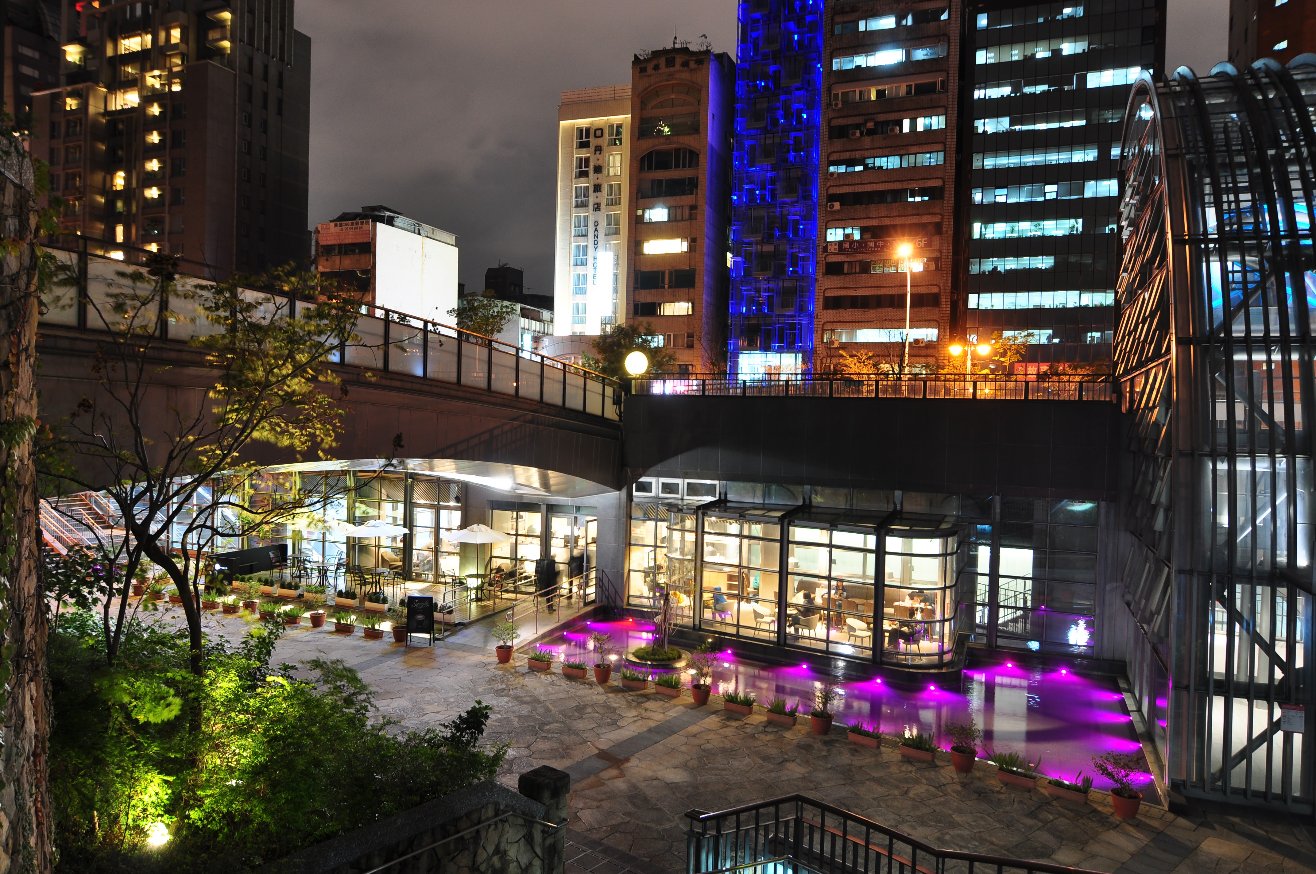 圖 7. 大安森林公園捷運站 咖啡屋夜景