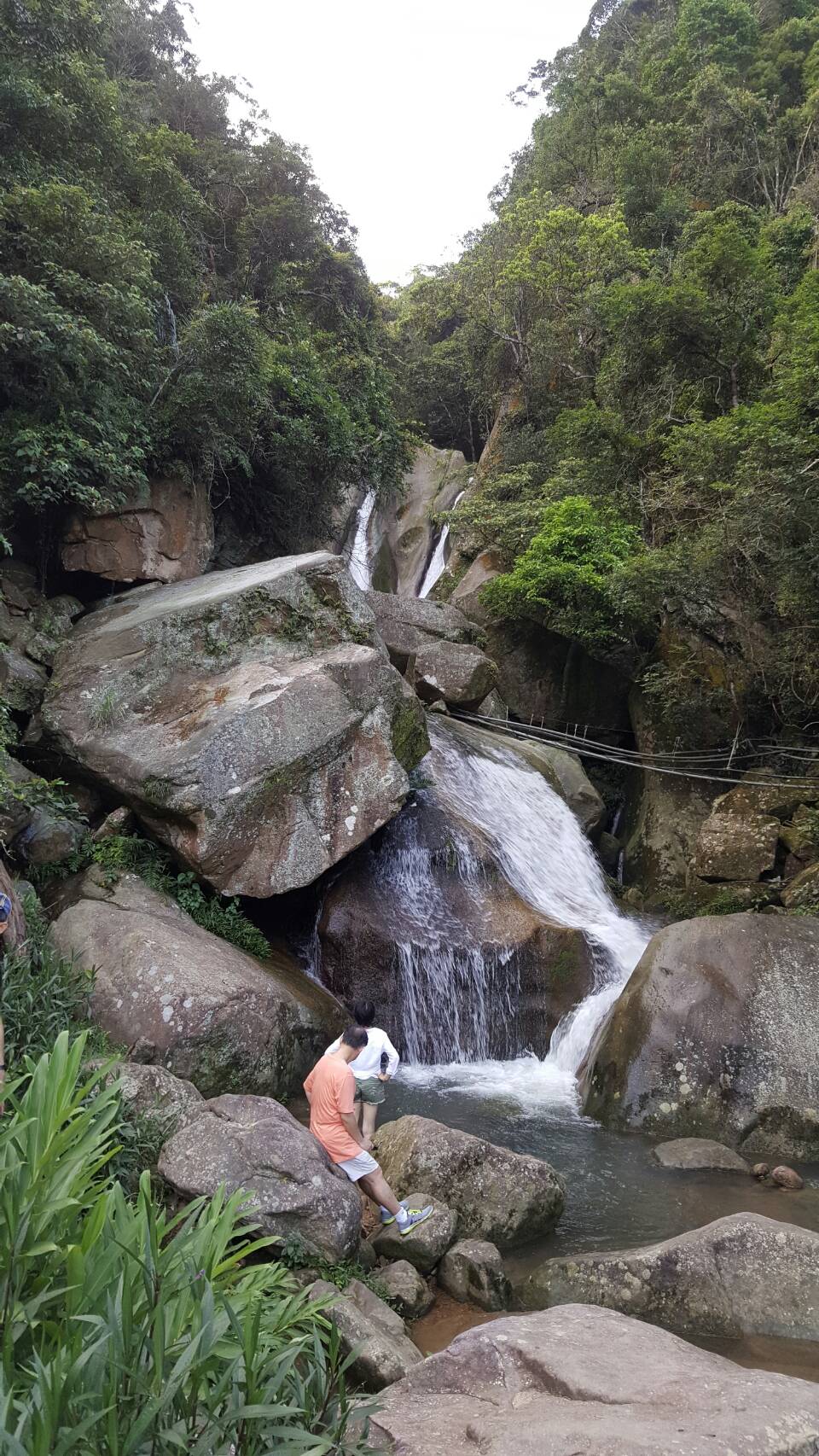 圓覺瀑布觀瀑呼吸負離子。數條白簾般的細絲流水，涓涓而下，洗滌巨石。