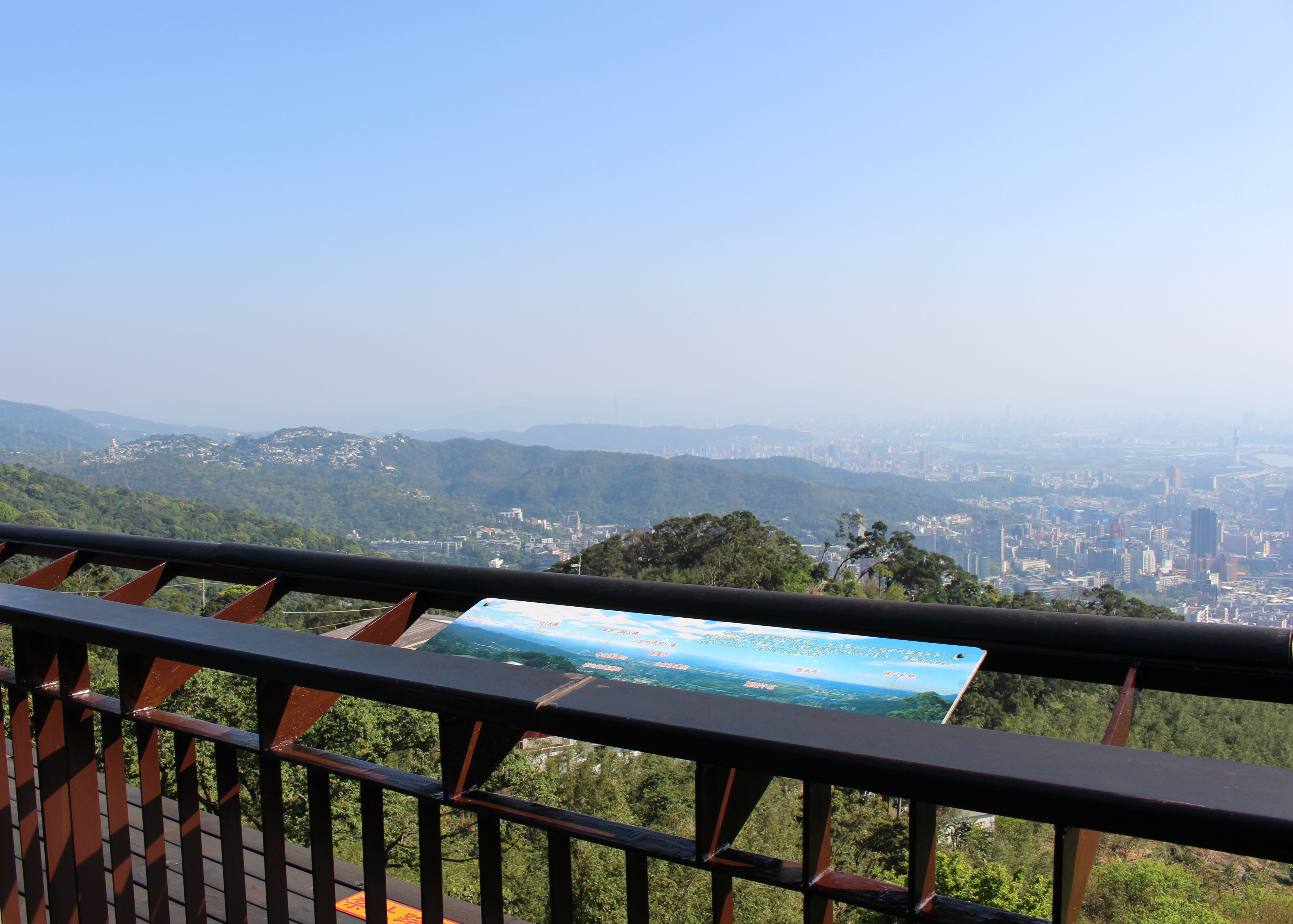 從臺北市北投區大屯里四季長廊遠眺關渡平原風光