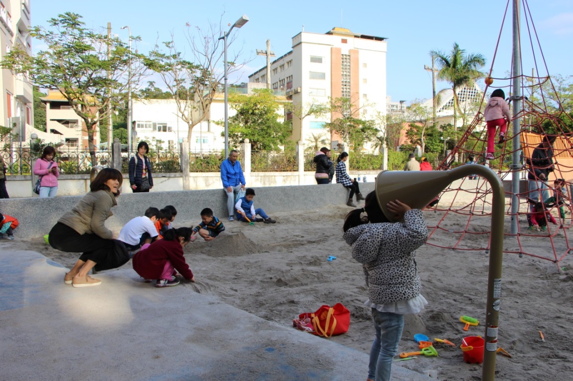 圖5.共融式遊樂設施讓大人小孩玩得不亦樂乎！