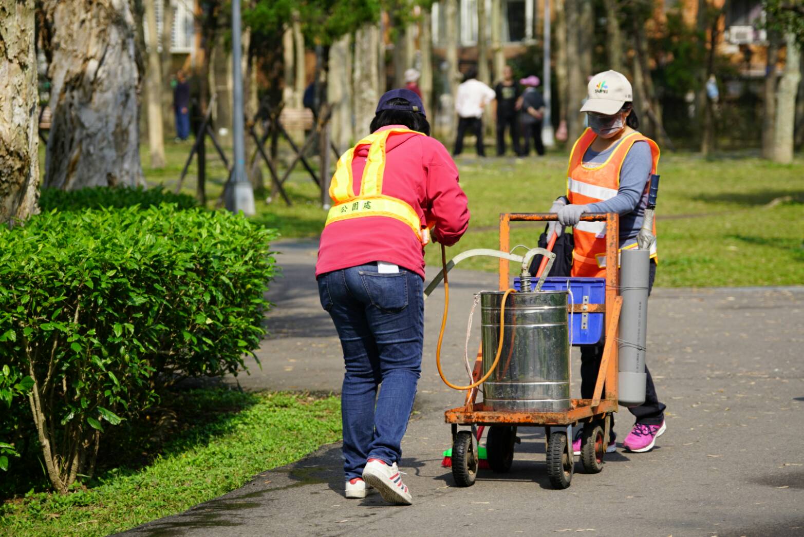 圖四、公園處進行消毒噴藥作業