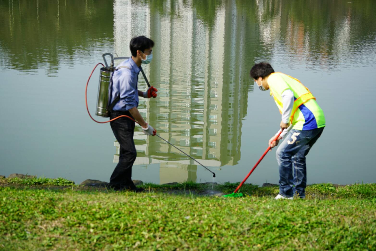 圖五、公園處於禽鳥出沒處進行清潔消毒1