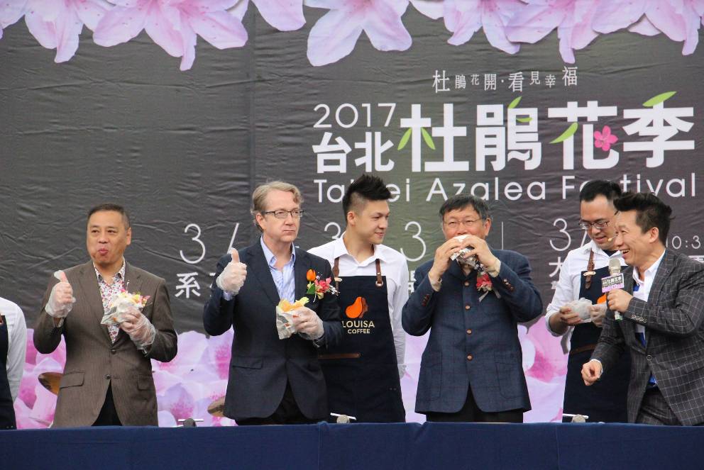 (圖2) 市長與民眾體驗製作三明治享用咖啡，體驗野餐美好