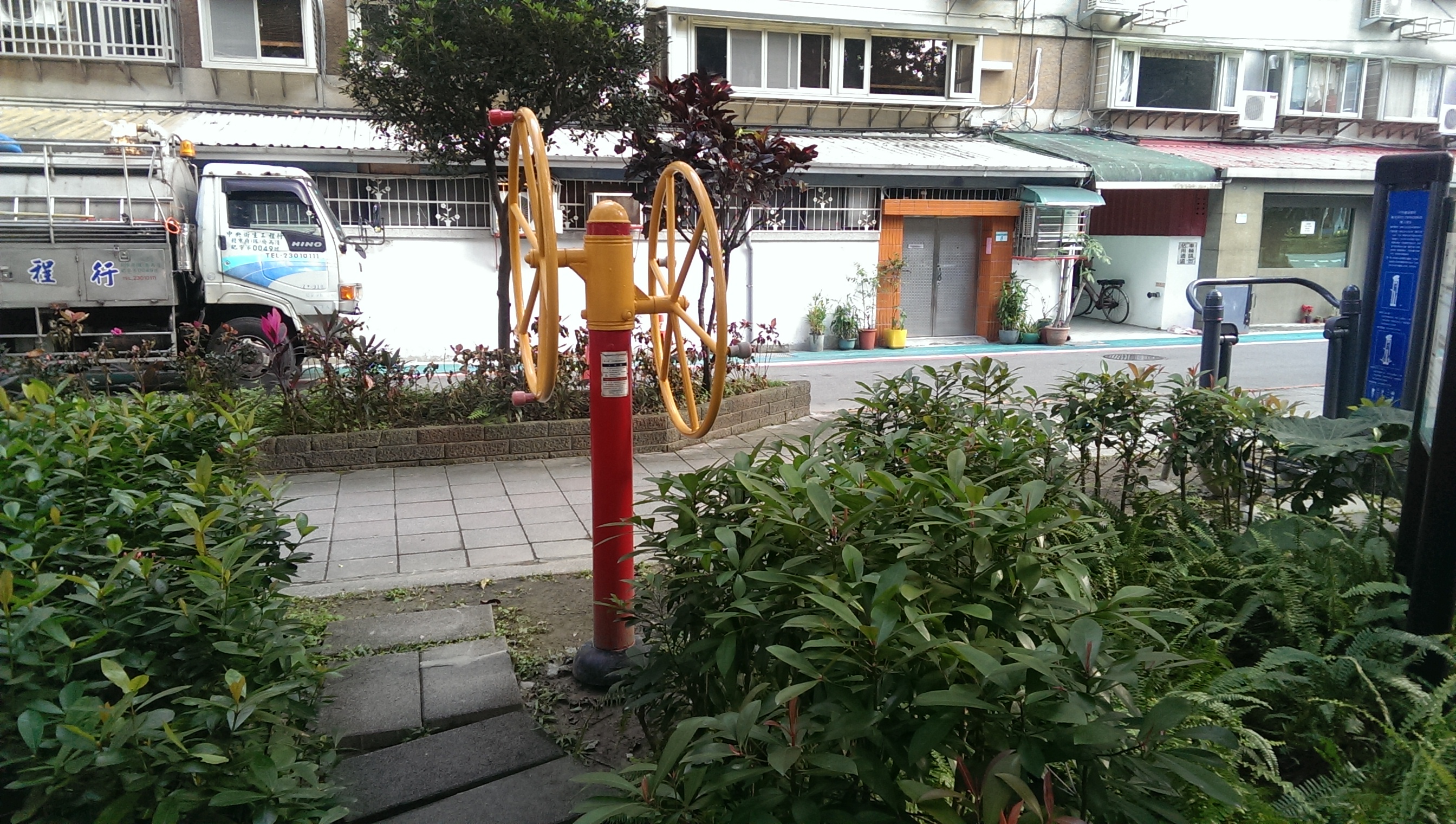 圖7.舊有的體健設施零散座落在公園中，使用的民眾必須與樹木花草爭地。