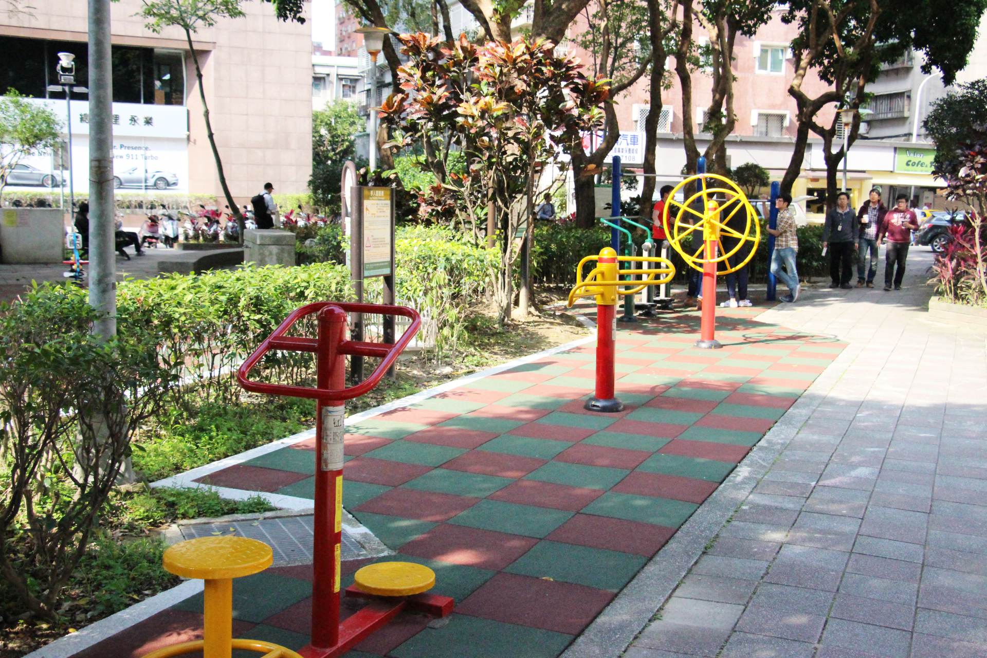 圖8.新的地墊鋪面及無障礙的帶狀的環境，讓民眾在健身伸展時得以有足夠的空間。