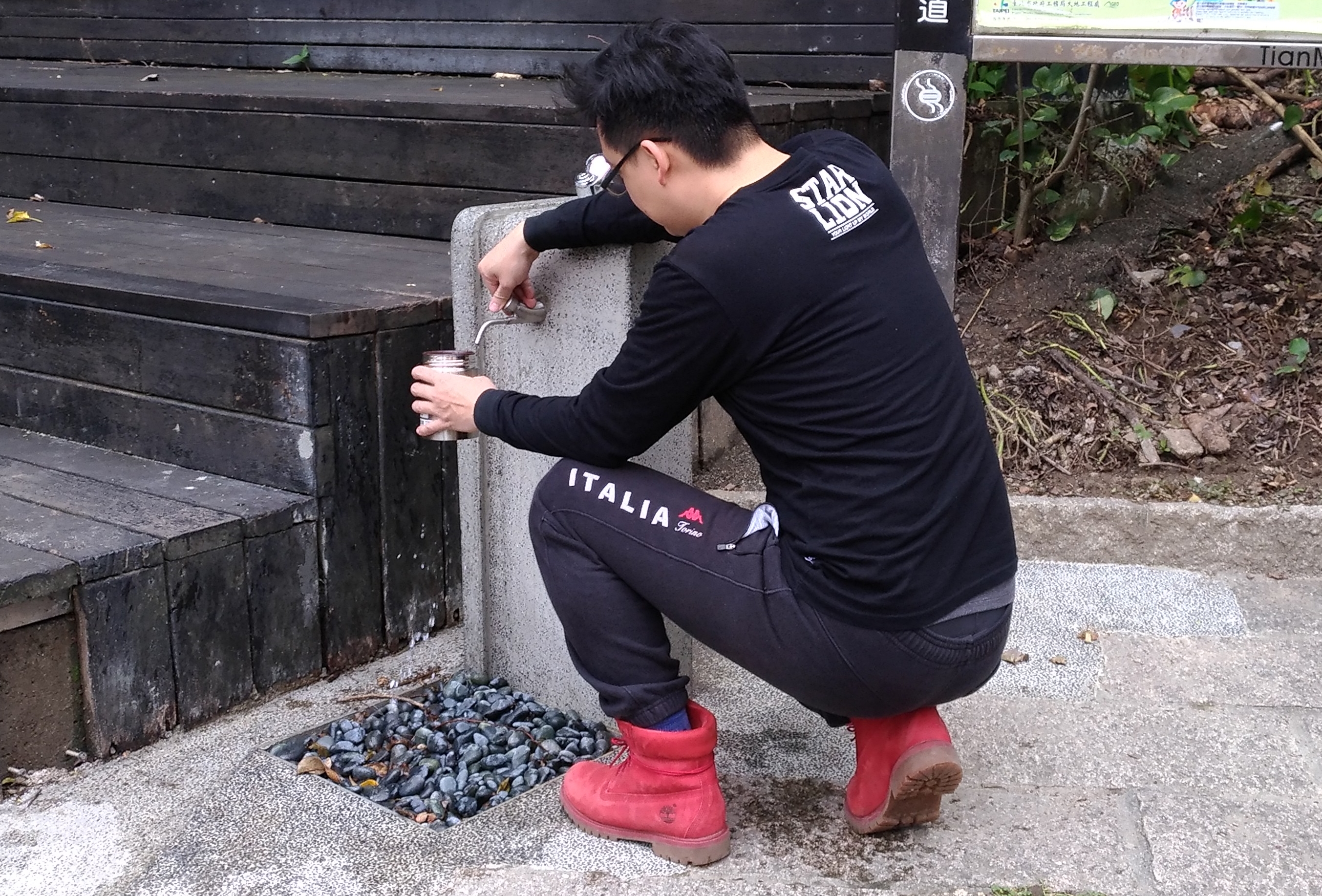 臺北市天母古道入口直飲水機臺補充飲水情形