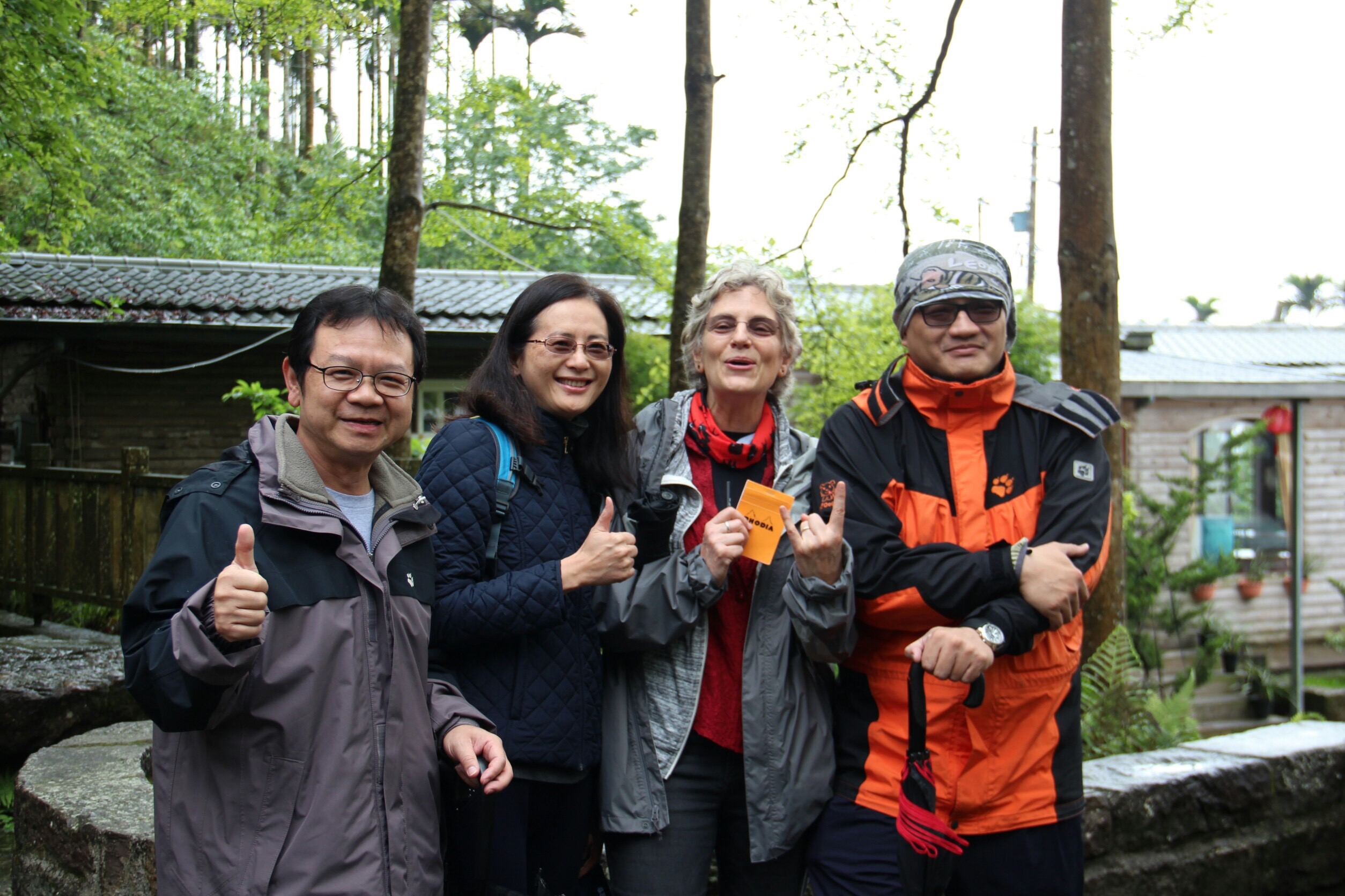 圖1、公園處復育螢火蟲成功，年會期間與阿里山光華螢火蟲復育基地交流，公園處處長(左)與國際螢火蟲Sara教授(右2)及承辦本次年會吳博士加雄(右1)合影。
