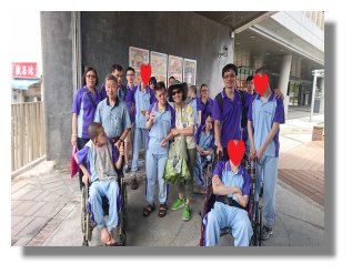 第一梯次入館前於大門口的團體照，準備入園囉！