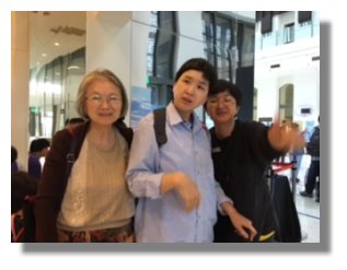 小文與媽媽、姊姊於館內暫時停留合照，繼續下一個景點