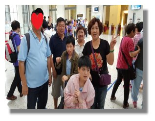 小儀、小玟與爸媽於館內幸福合影