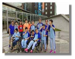 第三梯次入館前於館外的團體合照
