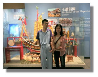 小溢與媽媽於主題館快樂合影留念