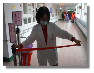 護理人員至生活區拉起感控動線維護。