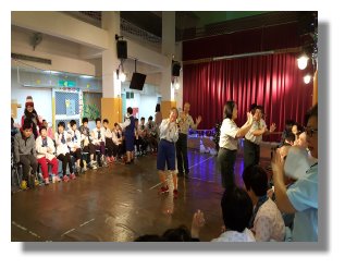 拍拍手說「哈囉」，和大家熱情打招呼。