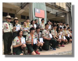 團員嘉康上台領獎獲得優秀童軍殊榮。