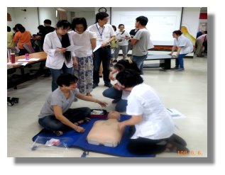 同仁努力進行CPR操作及執行AED自動電擊器操作考核。