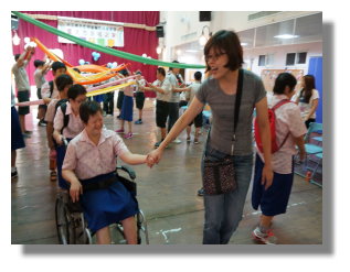 院長帶領院生穿過團長與服務員們搭成的彩虹橋拱門，圓滿結束今日活動