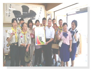 團員們與中國書法館李館長開心合照。