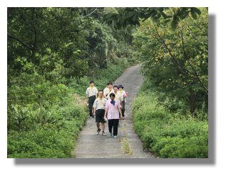 跋山涉水，不畏辛勞，深入劍潭山，散播愛心。