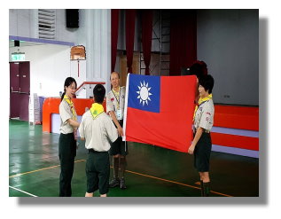 團長為院生團員複習認識國旗。