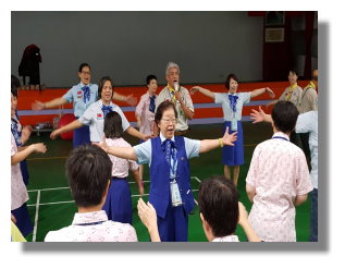 手足舞蹈，熱鬧帶動團員唱跳。