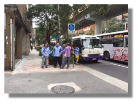 保育老師協助院生下車至電影院