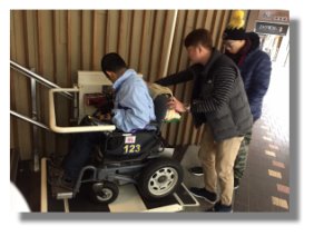 電影院工作人員貼心地協助輪椅院生上樓