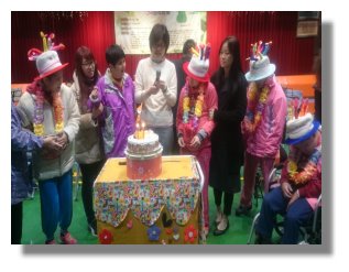 院長與寶貝一起唱生日快樂歌、切蛋糕！