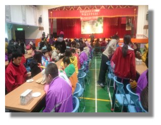  寶貝專心欣賞民生國小弦樂團演出!