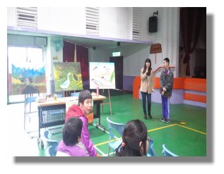 輔導員向院生介紹美術社。"