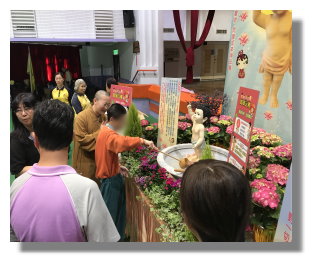 師父指導院生浴佛。