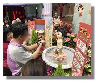 教保員陪同院生浴佛。