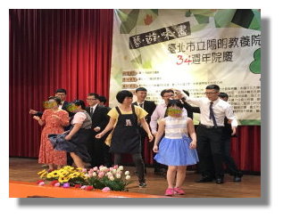 寶貝、保育員、替代役役男們一起跳舞。