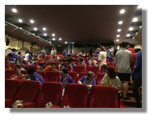 院生寶貝們陸續就座並品嚐電影院準備的爆米花及飲料