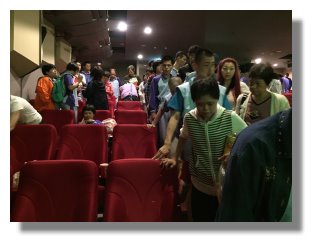 電影播放結束，寶貝們陸續離開電影院