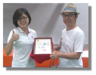 院長致贈臺灣街頭藝人發展協會感謝狀。