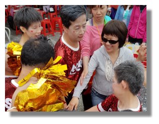 副院長替成員們加油打氣