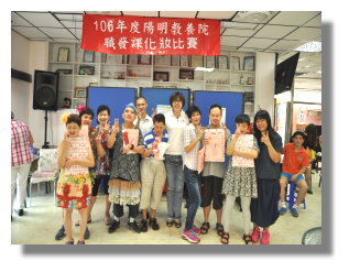 滿滿自信的自畫組優勝同學與院長秘書曾主任合影。
