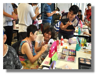 說起彩妝阿婆可聊出勁呢。