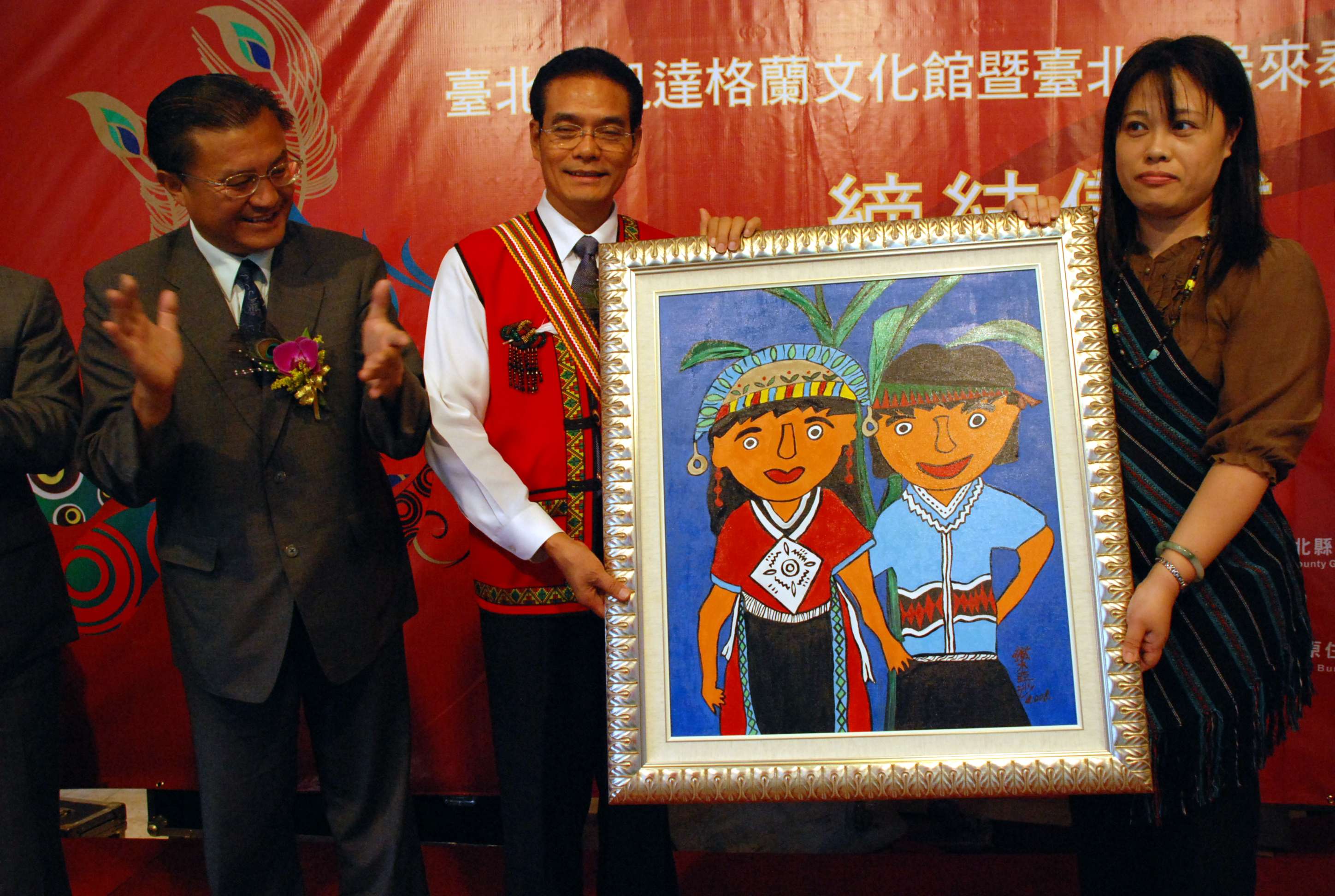 Director General Chu gives Ketagalan Culture Center a work of art
