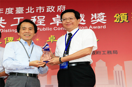 榮獲104年度水利工程類公共工程卓越獎范總隊長煥英代表受獎圖片