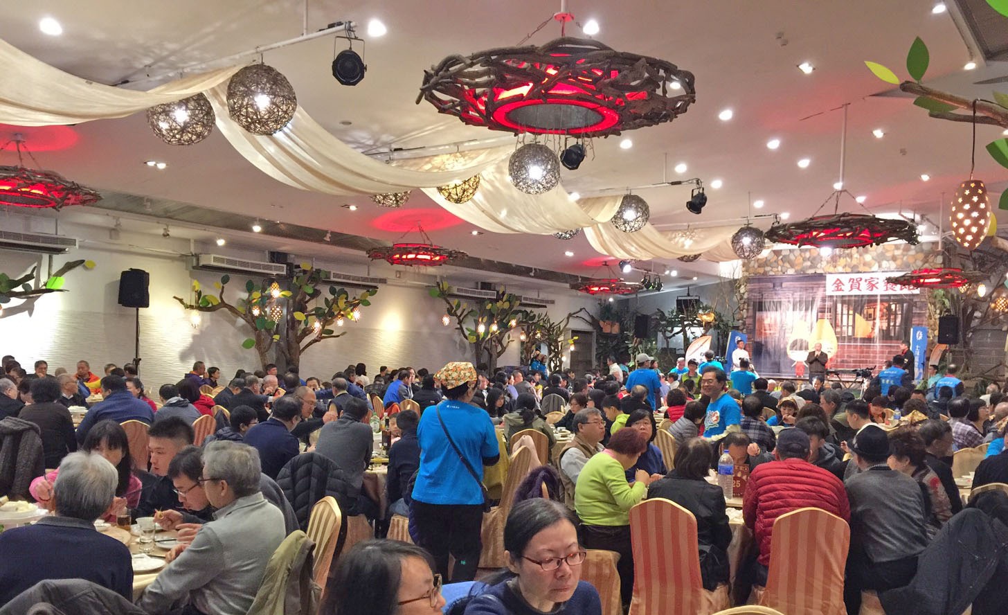 圖3、山藥饗宴熱鬧滾滾，民眾開心品嚐豐盛美食。