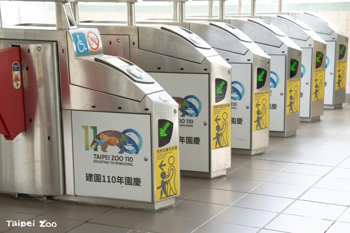 捷運動物園站出入口閘門貼上動物園110周年識別標誌